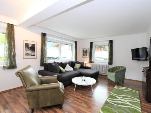 salon z kanapą i stołem w obiekcie Apartment Am Ziller by Interhome w mieście Hippach