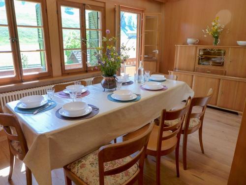 Fotografie z fotogalerie ubytování Apartment Chalet Alte Post by Interhome v destinaci Schwenden
