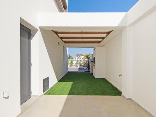 un couloir d'une maison avec une pelouse verte dans l'établissement Villa melody by Interhome, à Protaras