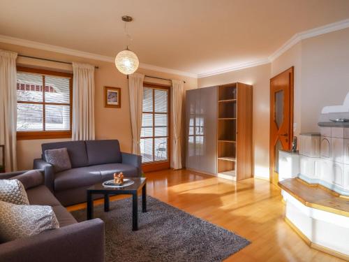 salon z kanapą i stołem w obiekcie Holiday Home Ennstal by Interhome w mieście Radstadt