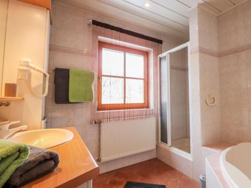 Μια τηλεόραση ή/και κέντρο ψυχαγωγίας στο Apartment Ennstal by Interhome