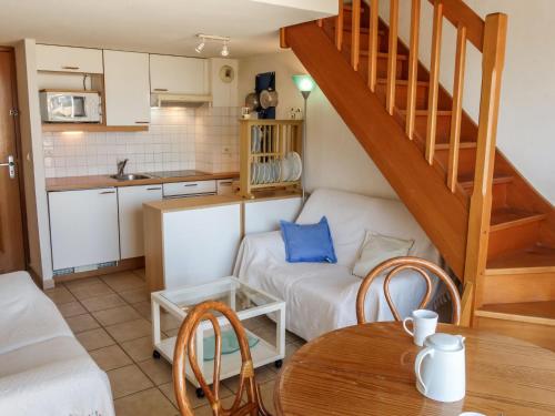 cocina y sala de estar con sofá y mesa en Apartment Les Reflets-2 by Interhome, en Saint-Cyprien