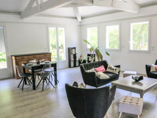 un soggiorno con sedie e un tavolo di Holiday Home Crabot by Interhome a Saint-Vivien-de-Médoc