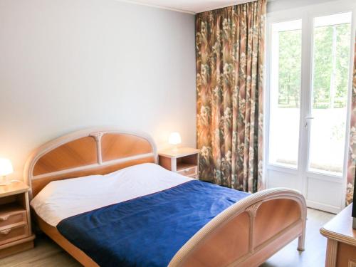 une chambre avec un lit et une fenêtre dans l'établissement Holiday Home Crabot by Interhome, à Saint-Vivien-de-Médoc