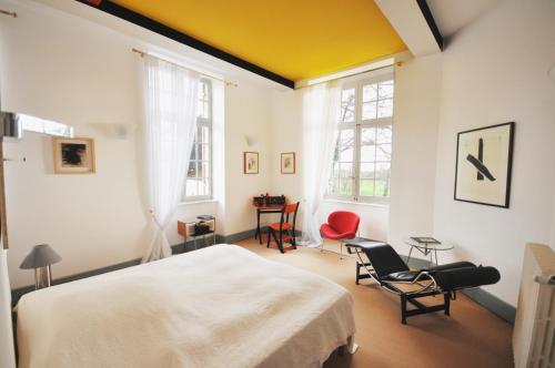 מיטה או מיטות בחדר ב-Château d’Orion