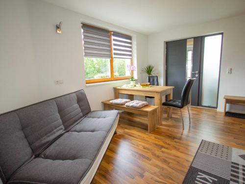 オエッツにあるApartment Mundlers Hoamatl Top 2 by Interhomeのソファとテーブルのあるリビングルーム