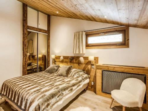 une chambre avec un lit, un miroir et une chaise dans l'établissement Apartment Grand Roc - Val Claret-2 by Interhome, à Tignes