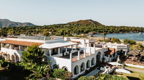 武爾卡諾島的住宿－Hotel Rojas，享有大型白色建筑和海滩的空中景致