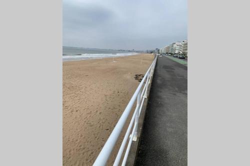 une vue sur la plage depuis le balcon d'un immeuble dans l'établissement LA RESIDENCE, à La Baule