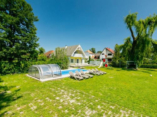 Bazén v ubytovaní Holiday Home Sapphire by Interhome alebo v jeho blízkosti