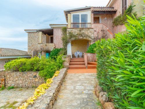 una casa con un sentiero di pietra che porta alla parte anteriore di Apartment Trudi by Interhome a Cannigione