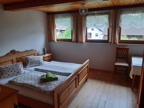 um quarto com 2 camas, uma secretária e janelas em Ferienwohnung Johanna em Sankt Georgen im Gailtal