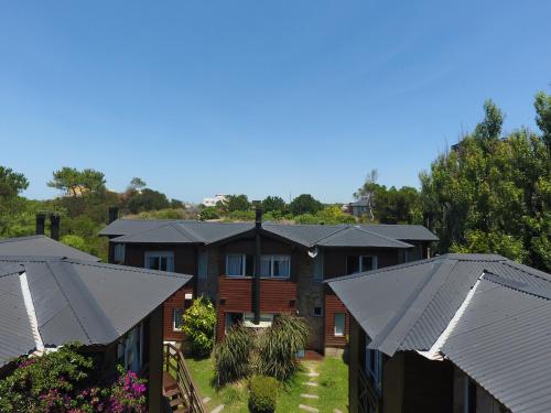 a row of houses with roofs at Cabañas Mellmell in Mar de las Pampas