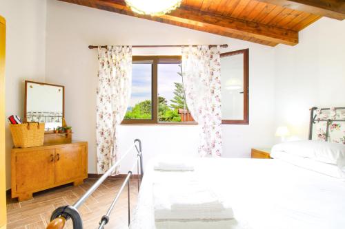 Postel nebo postele na pokoji v ubytování La Casa di Lina - Capo d'Orlando, casa con ampio giardino