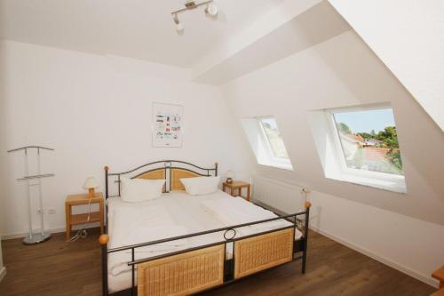 Postel nebo postele na pokoji v ubytování hafennahe Ferienwohnung mit Balkon und Meerblick - Hafenhäuser Wiek Wohnung 17