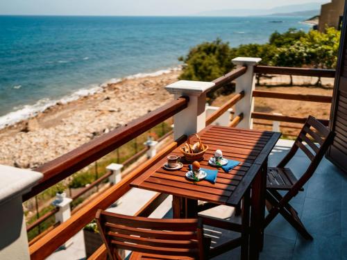 uma mesa numa varanda com vista para a praia em Apartment Pinta by Interhome em Caronia Marina