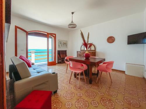 Televízia a/alebo spoločenská miestnosť v ubytovaní Apartment Pinta by Interhome