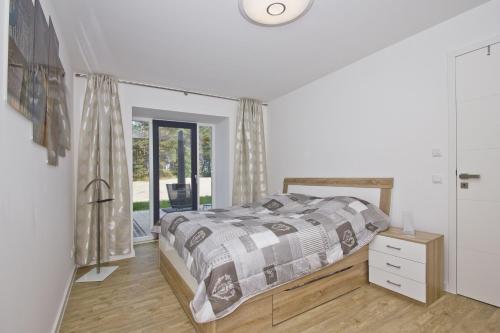 Schlafzimmer mit einem Bett und einem Fenster in der Unterkunft Ostseeresort Binz Prora in Binz