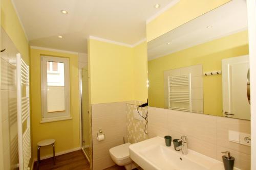 a bathroom with a sink and a toilet at zentrumsnahe Ferienwohnung mit Balkon, gratis Nutzung vom AHOI Erlebnisbad und Sauna in Sellin, eigene Sauna - Villa Antje Whg 10 in Göhren