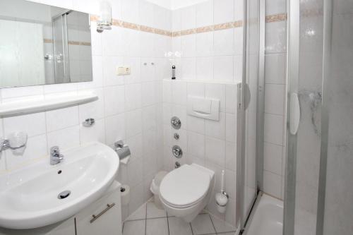 Koupelna v ubytování strandnah, mit Balkon und AHOI Erlebnisbad in Sellin gratis - Villa Strandmuschel FeWo 08