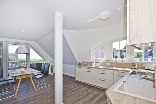 Dapur atau dapur kecil di Ferienhaus Zaunkönig FeWoOG - Balkon, Meerblick