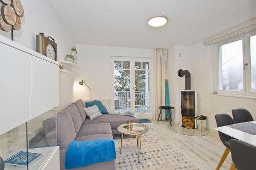 Ruang duduk di Ferienresidenz Zwei Bodden FeWo2-8 - Balkon, Sauna, Kamin