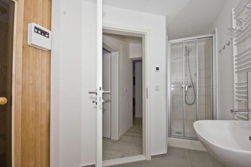 Bilik mandi di Ferienresidenz Zwei Bodden FeWo2-8 - Balkon, Sauna, Kamin