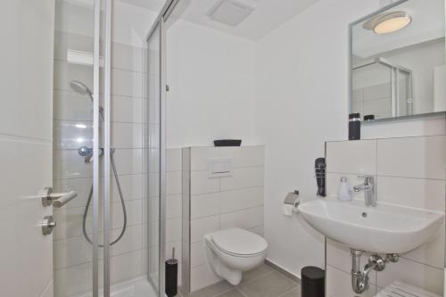 Bilik mandi di Ferienresidenz Zwei Bodden FeWo2-8 - Balkon, Sauna, Kamin