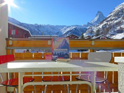 d'une table et de chaises sur un balcon avec vue sur les montagnes. dans l'établissement Apartment Fis by Interhome, à Zermatt