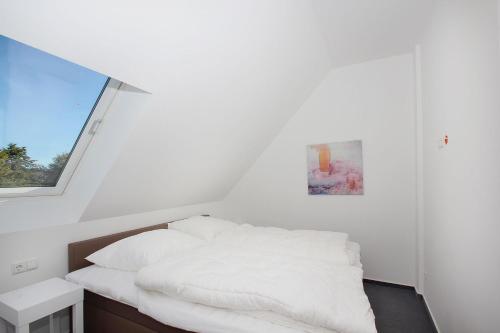 En eller flere senge i et værelse på strandnahe FeWo mit Balkon, gratis Nutzung vom AHOI Erlebnisbad und Sauna in Sellin - Rex Rugia FeWo 13-6