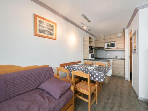 Cette chambre dispose d'une table, d'un canapé et d'une cuisine. dans l'établissement Apartment Boëdette 822 D by Interhome, aux Menuires