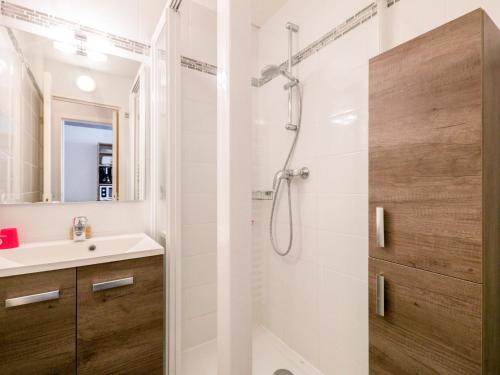 une salle de bain avec douche et lavabo dans l'établissement Apartment Boëdette 822 D by Interhome, aux Menuires
