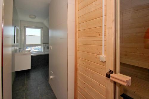 Bathroom sa Ferienhaus TimpeTe Haus Backbord - Terrasse, Meerblick, Sauna