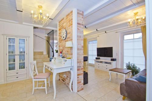 Μια τηλεόραση ή/και κέντρο ψυχαγωγίας στο Ferienhaus Min Hüsung Haus - Terrasse, Garten