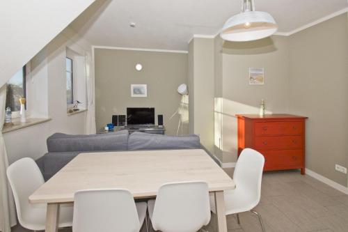 a living room with a table and a couch at Ferienwohnung Liesi FeWo OG - Balkon, ruhige Lage in Putbus