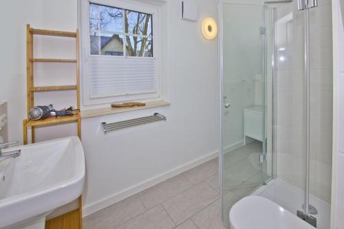 a bathroom with a shower and a toilet and a sink at Ferienwohnung Liesi FeWo OG - Balkon, ruhige Lage in Putbus