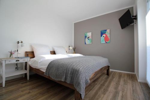 En eller flere senge i et værelse på strandnahes Haus mit Meerblick, gratis Nutzung vom AHOI Erlebnisbad und Sauna in Sellin - Sealodge Rügen
