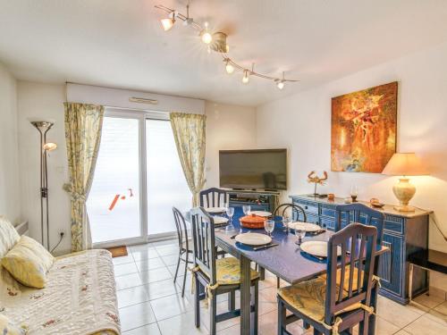 une salle à manger avec une table et des chaises et une télévision dans l'établissement Apartment Grand Sud-16 by Interhome, à Canet
