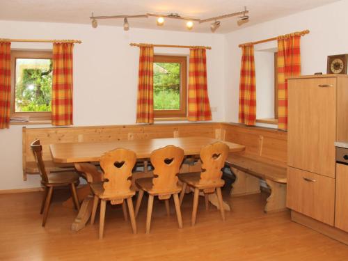 een eetkamer met een houten tafel en stoelen bij Holiday Home Wierer-2 by Interhome in Fügen