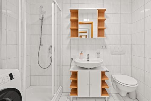 y baño con lavabo, aseo y ducha. en TTP Apartment 6 Friedrichshafen, en Friedrichshafen