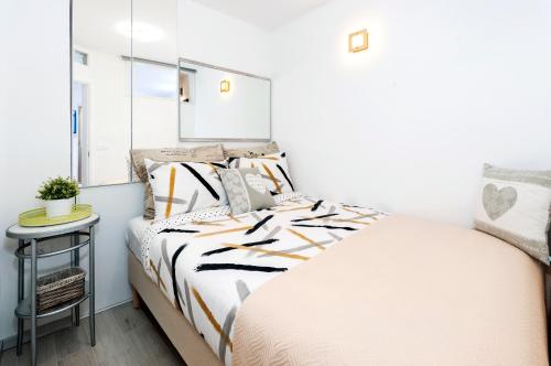 Postel nebo postele na pokoji v ubytování Apartment AMICI with terrace in center of Rovinj