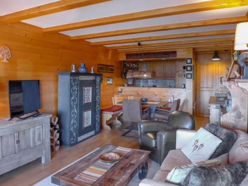 ein Wohnzimmer mit einem Sofa und einem Tisch in der Unterkunft Apartment Grand Hôtel A10 by Interhome in Villars-sur-Ollon
