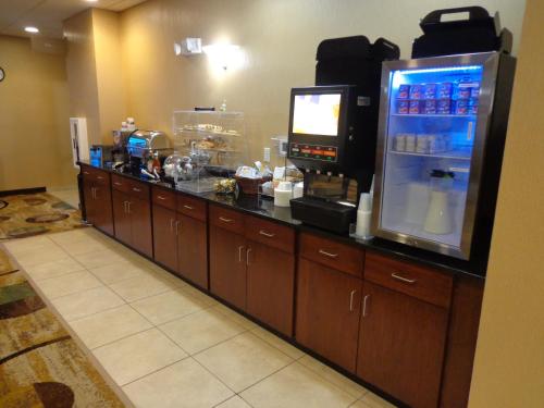 a drink counter with a vending machine in a room at Cobblestone Inn & Suites - Marquette in Marquette