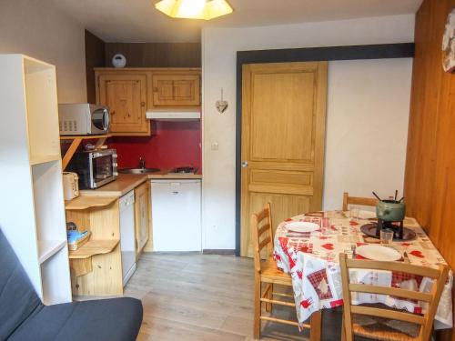 Il dispose d'une cuisine avec une table et des chaises. dans l'établissement Studio Argousier 130 B by Interhome, aux Menuires