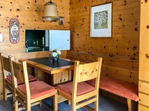 - une salle à manger avec une table et des chaises en bois dans l'établissement Apartment Guardaval - Utoring-30 by Interhome, à Davos