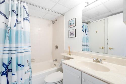 La salle de bains est pourvue d'un lavabo, de toilettes et d'une baignoire. dans l'établissement Sea Colony --- 508 Brandywine house, à Bethany Beach