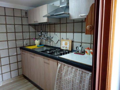 A kitchen or kitchenette at La dimora di nonna Giuseppa