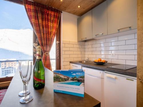 - une bouteille de vin assise sur un comptoir dans la cuisine dans l'établissement Apartment Le Prariond - Val Claret-12 by Interhome, à Tignes