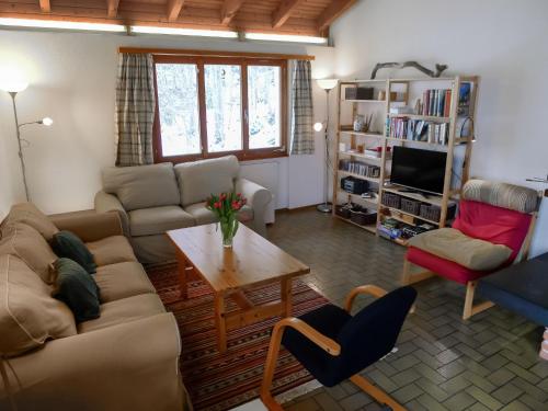Een zitgedeelte bij Holiday Home Ferienhaus Gommiswald by Interhome