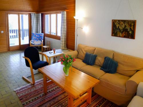 Een zitgedeelte bij Holiday Home Ferienhaus Gommiswald by Interhome